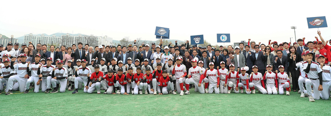 지난 2019년 4월 경기도팀업캠퍼스 2야구장에서 열린 ‘2019 독립야구단 경기도리그 개막식’ (사진 = 경기도 제공)