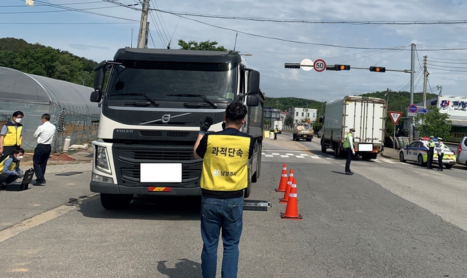 남양주시는 도로 파손의 주범인 과적차량 근절을 위해 12일 남양주북부경찰서와 합동으로 2차 단속을 실시했다.(사진=남양주시 제공)