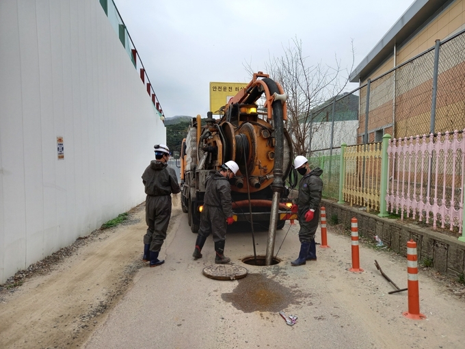 하남시는 여름철 집중호우 대비 침수 우려지역 공공하수관로 준설을 실시하고 있다.(사진=하남시 제공)