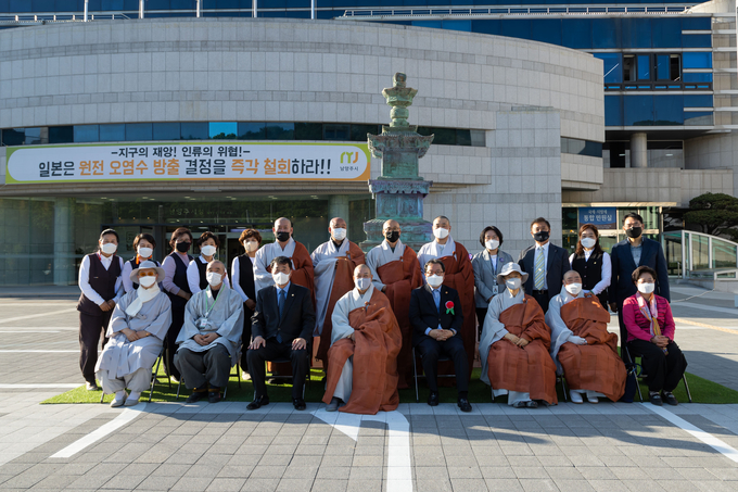 남양주불교연합회(회장 초격스님)는 12일 남양주시청 열린 광장에서 ‘불기 2565년 부처님오신날 기념 봉축탑등 점등식’을 봉행했다. (사진=남양주시 제공)