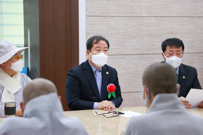 <strong>조광한 남양주시장이 점등식 참석자들과 간담회를 갖고 있다. (사진=남양주시 제공)</strong>
