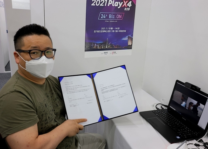 투락과 중국 오하유의 퍼블리싱 계약 체결 모습(사진=경기도 제공)