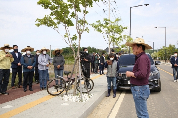 김광철 연천군수가 풍년을 기원하는 모내기 시연 행사에서 지역 농업인과 농민들에게 인사말을 하고 있다. (사진=연천군 제공)