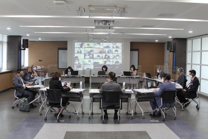 김포교육지원청을 찾은 경기도 이재정 교육감(왼쪽 두번째)이 교직원과 비대면 소통정담회를 나누고 있다. (사진=김포교육지원청 제공)