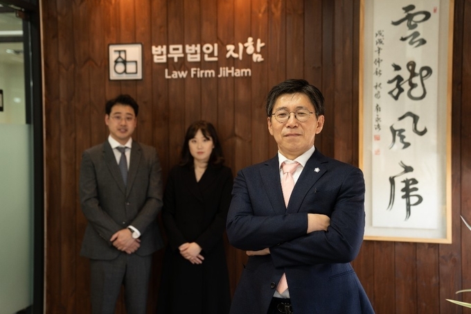 남양주시 다산동 법무법인 지함이 지난 10일 남양주시 취약계층을 위해 써달라며 남양주시복지재단에 300만 원을 전달했다. (사진= 법무법인 지함 제공)