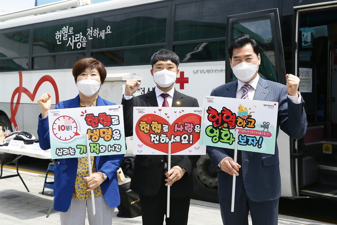 의왕역 앞 광장에서 진행하고 있는 사랑의 헌혈 캠패인 현장에 김상돈 의왕시장(사진 오른쪽)과 윤미경 시의회 의장(왼쪽)이 방문해 의왕청년회의소 회원들을 격려했다. (사진=의왕시 제공)