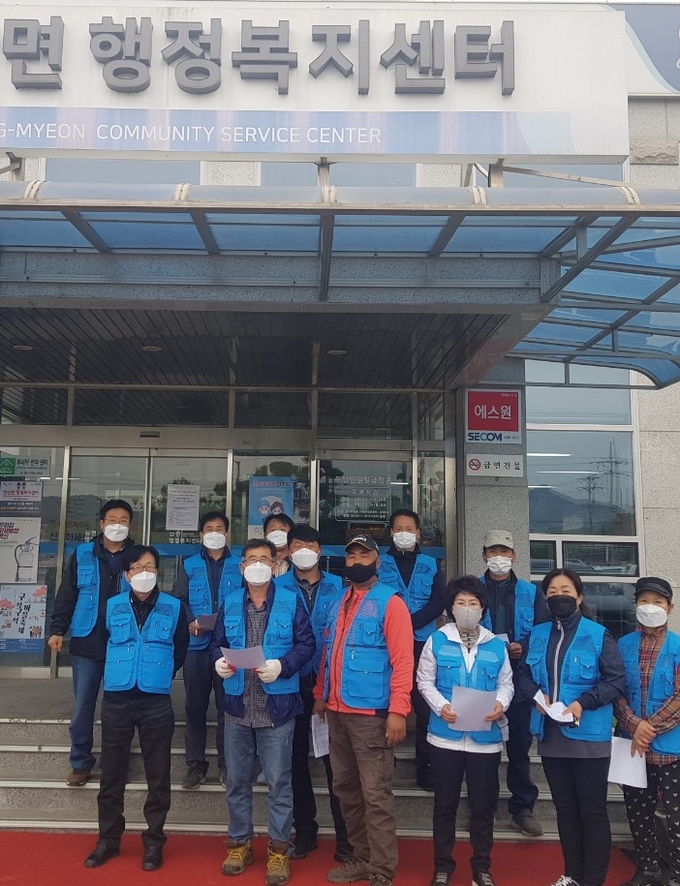 이번 봉사활동에 참여한 상면 주민자치위원회 위원들이 상면 행정복지센터 앞에서 기념촬영을 하고 있다. (사진=가평군 상면사무소 제공)