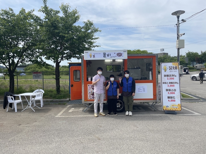 양평지역자활센터 관계자들이 갈산공원 주차장에서 푸드트레일러를 운영하고 있다. (사진=양평군 제공)