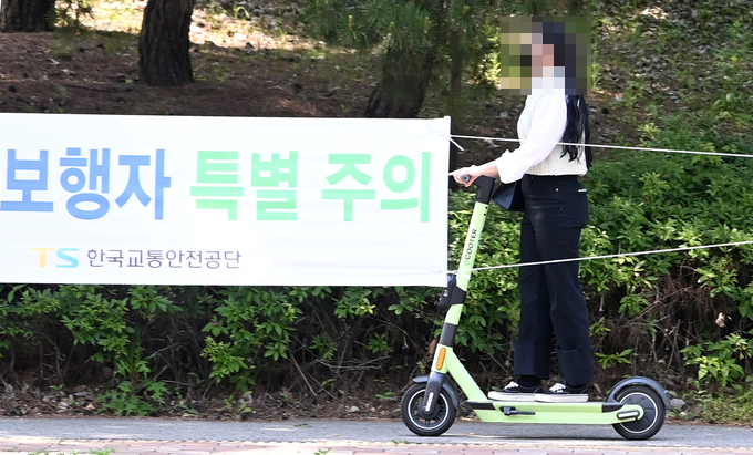도로교통법 개정 첫 날인 13일 한 시민이 인도에서 전통 킥보드를 타고 있다. (사진=조병석 기자)