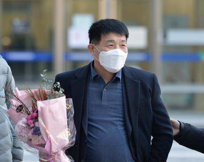 작년 12월 무죄 선고받고 법원 나서는 윤성여 씨 (사진=연합뉴스/자료사진)