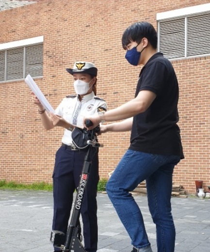 안양만안경찰서가 전동킥보드 개정법 시행에 따른 단속을 실시하고 있다. (사진=안양만안경찰서 제공)