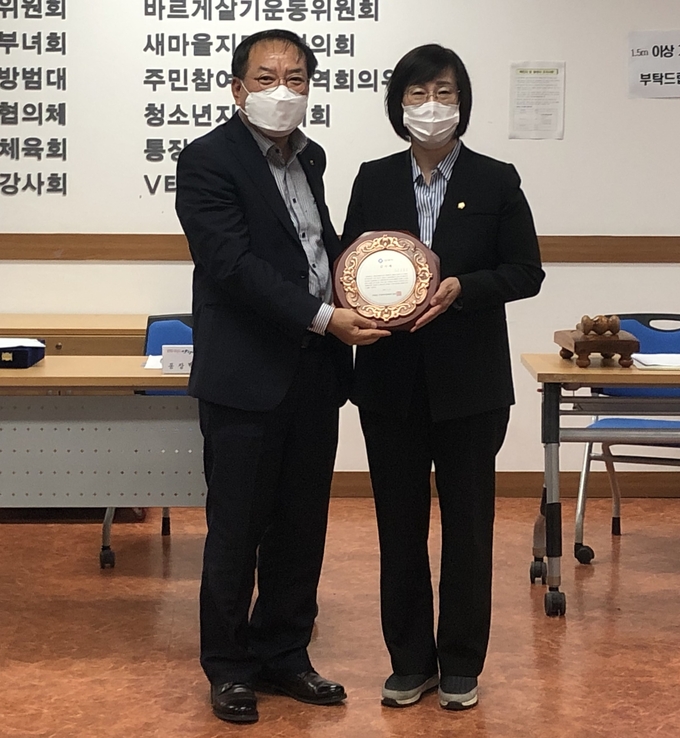 안양시의회 박정옥 부의장(사진 오른쪽)이 열정적인 의정활동으로 감사패를 건네받고 있다. (사진=안양시의회 제공)