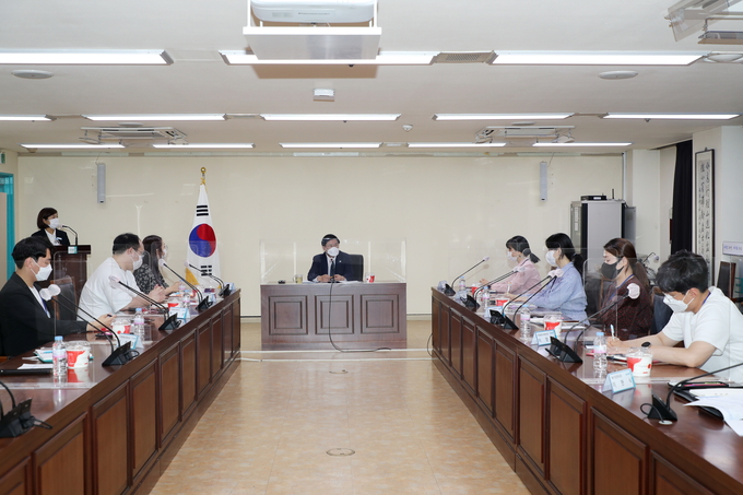 한대희 군포시장(사진 가운데)이 사회복지사들과 소통간담회를 갖고 있다. (사진=군포시 제공)