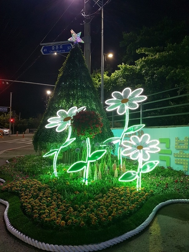 안양천변에 펼쳐진 한 폭의 벽화가 안양시 석수3동의 봄을 화사하게 물들이고 있다. (사진=안양시 제공)