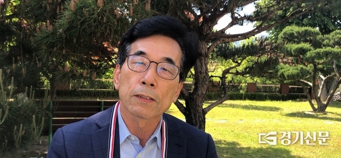 심춘보 교육장이 선생님들을 위한 자작시를 낭독하고 있다. (사진=포천교육지원청 제공)