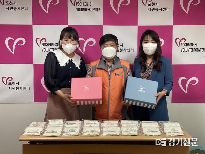청소년 봉사단이 어르신들께 선물하기 위해 수 놓은 손수건을 예쁜 상자에 담아 들어보이고 있다. (사진=포천시자원봉사센터 제공)