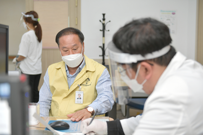 정동균 양평군수가 재난안전대책본부장 자격으로 아스트라제네카 백신을 접종했다. (사진=양평군 제공)