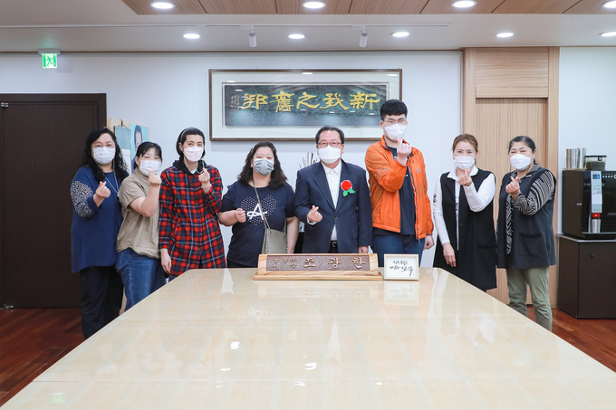 남양주시는 14일 시장 집무실에서 5월 가정의 달을 맞아 발달장애인과 그 가족들로 구성된 ‘늘품’ 공동체와 정담회를 진행했다. (사진=남양주시 제공)