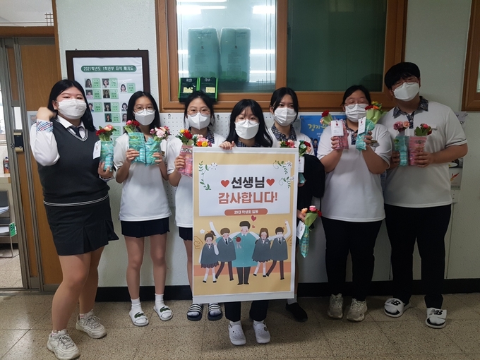 스승에 날을 맞아 꽃과 손편지로 감동을 전한 평촌고등학교 학생회.(사진=평촌고등학교 학생회 제공)