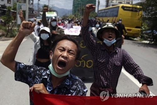 쿠데타 반대 절규하는 미얀마 시위대 (사진=만달레이 EPA/연합뉴스) 
