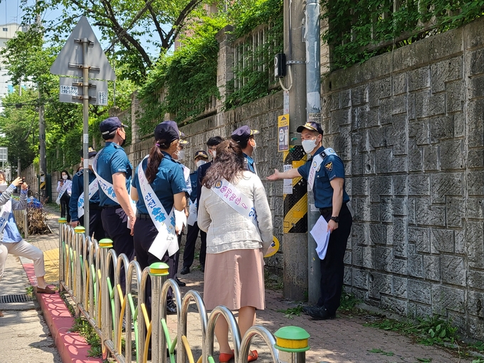 수원서부경찰서가 지난 13일 탑동초와 한국전력 서수원지사와 함께 '함께해요! 안전순찰'을 실시했다. (사진=수원서부경찰서 제공)