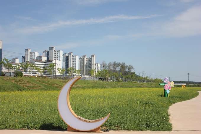 파주 문산읍 노을길 유채밭에 설치된 포토존/파주시제공