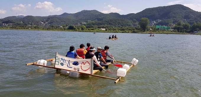 서종초 학생들이 직접 만든 뗏목으로 북한강을 건너는 모습. (사진=서종초등학교 제공)