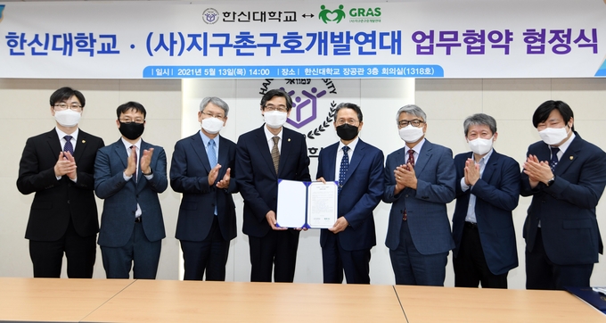 협약식 진행 후 연규홍 총장(네 번째)과 전병금 지구촌개발연대 이사장 (다섯 번째)이 관계자들과 함께 기념촬영하고 있다.