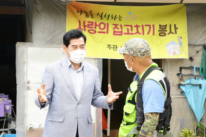 김상돈 의왕시장이 지난 15일 진행된 의왕시 봉사단체 미소나눔 봉사활동 현장을 방문해 봉사활동 참가자들과 지역 주민들을 격려하고 있다. (사진=의왕시 제공)