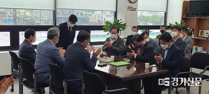 조경태 의원이 당원들에게 인사하고 있다. (사진=문석완 기자)