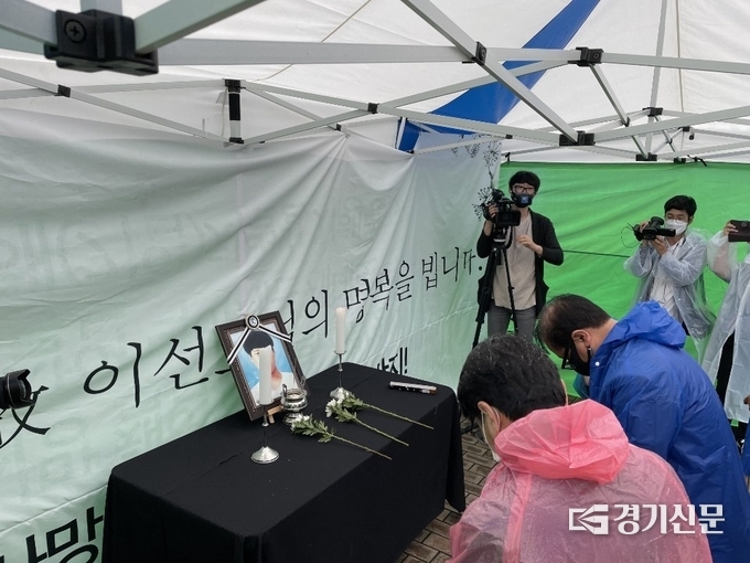평택항에서 작업 도중 안전사고로 사망한 고 이선호군을 추모하는 시민분향소가 17일 평택역 광장에 설치됐다.(사진=박희범 기자)