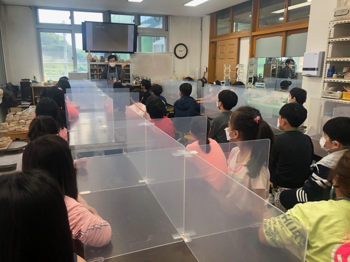광주 도궁초등학교가 태전초 학생 대상 도궁 도예체험학습 행사를 실시했다.