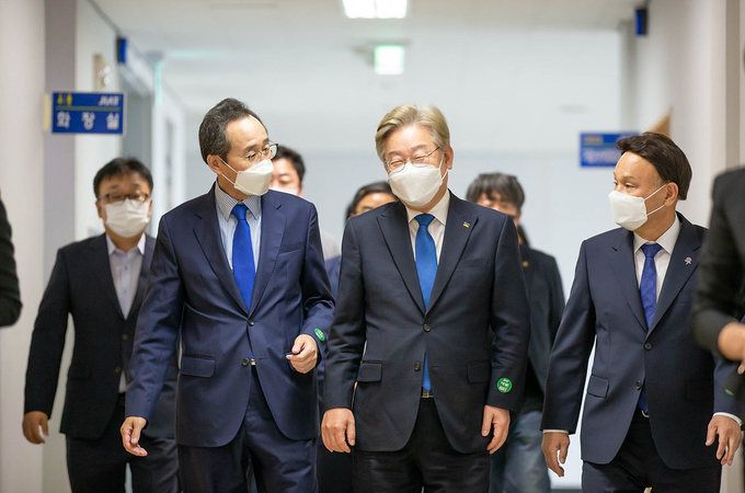 이재명 경기도지사가 17일 전북 군산에 자동차융합기술원(JIAT)에서 송하진 전라북도지사와 ‘자동차 대체인증부품 활성화 사업’의 상생 협력을 위한 업무협약을 체결했다.