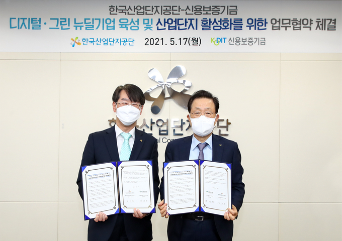 윤대희 신용보증기금 이사장(오른쪽)과 김정환 한국산업단지공단 이사장(왼쪽)이 17일 대구 한국산업단지공단 본점에서 개최된 ‘디지털・그린 뉴딜기업 육성 및 산업단지 활성화를 위한 업무협약식’에 참석해 기념촬영을 한 모습. (사진=신용보증기금 제공)