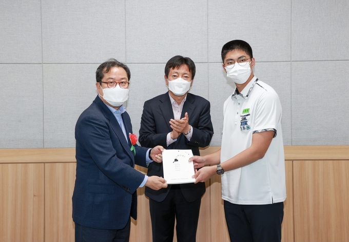 (왼쪽부터) 조광한 남양주시장, 장동원 수도전기공업고등학교 교장, 이재민 학생이 함께 기념촬영을 하고 있다. (사진=남양주시 제공)