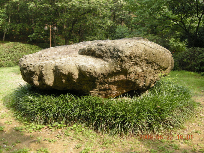 중앙공원의 고인돌 모습. (사진=성남학연구소 제공)