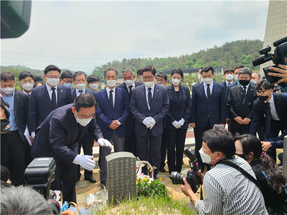 더불어민주당 송석준 의원이 지난해 원내대표단과 함께 5·18 민주묘지를 둘러보고 있다.
