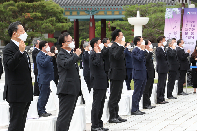 김부겸 국무총리(왼쪽 두번째)가 18일 오전 광주 북구 국립 5·18 민주묘지에서 열린 제41주년 5·18 민주화운동 기념식에서 참석자들과 임을 위한 행진곡을 제창하고 있다. (사진=연합뉴스 제공)