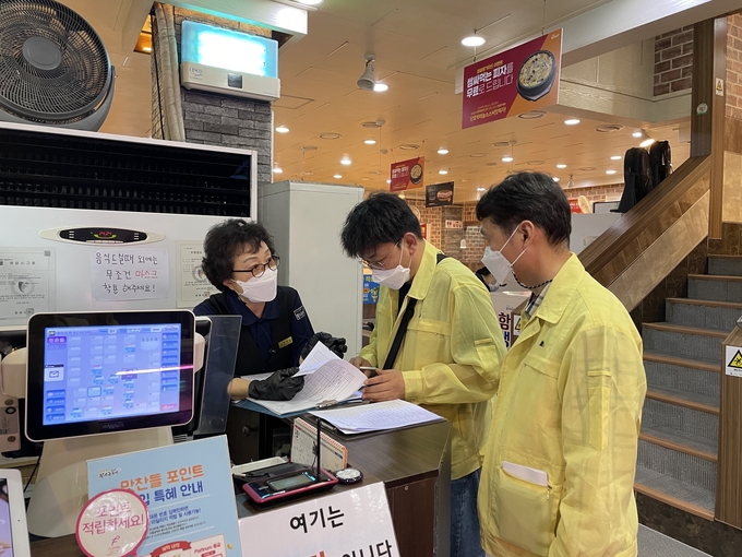 광명시 담당 공무원들이 음식점 방문해 방역관리 상황을 점검하고 현장에서 애로사항을 청취했다. (사진=광명시 제공)