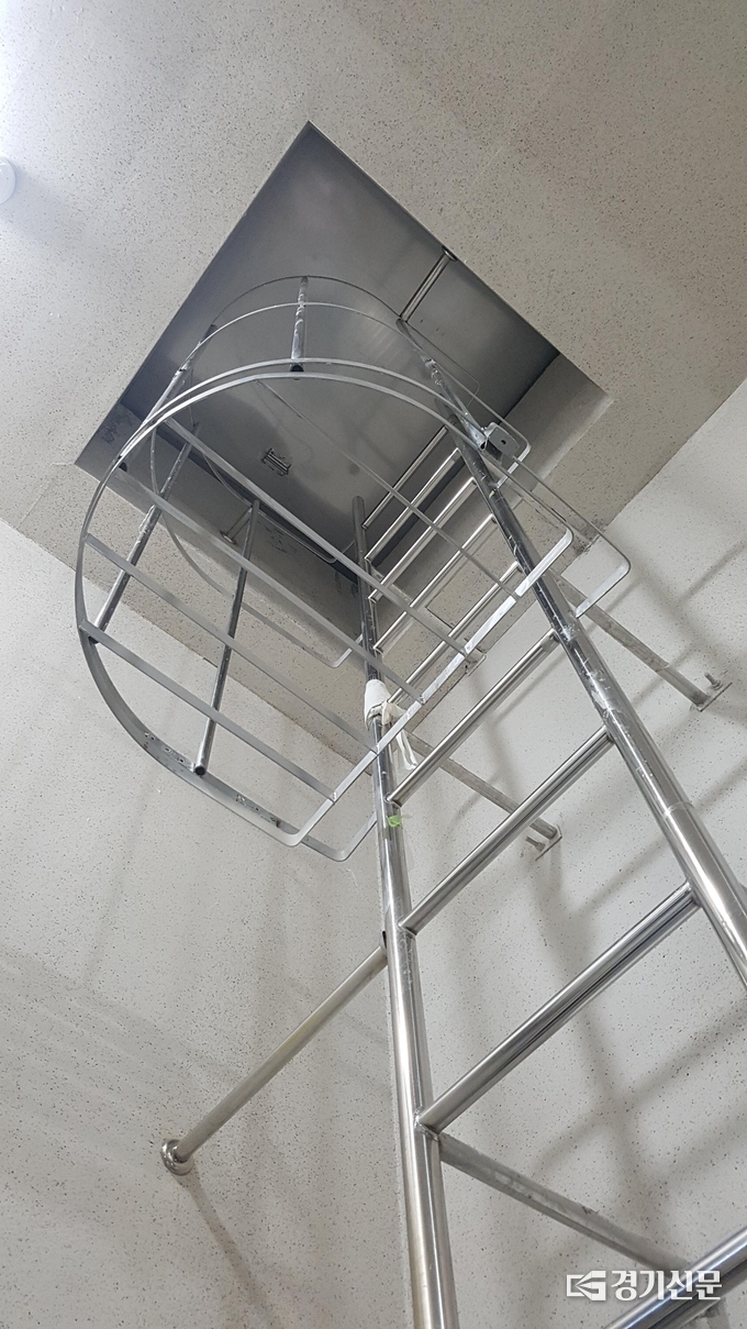 지난 13일 경기 용인시 수지구 성북동 롯데캐슬 파크나인 1차 아파트 내에서 촬영한 옥상 진입용 사다리의 모습. 옥상 피난이 가능한 진입로는 해당 사다리와 펜트하우스 내 옥상용 계단 둘 뿐이다. 취재결과, 해당 사다리는 노약자 피난용으로 사용이 어려운데다, 개폐문인 해치를 여는 것 또한 성인 남성 수준의 힘이 요구됐다. (사진=현지용 기자)