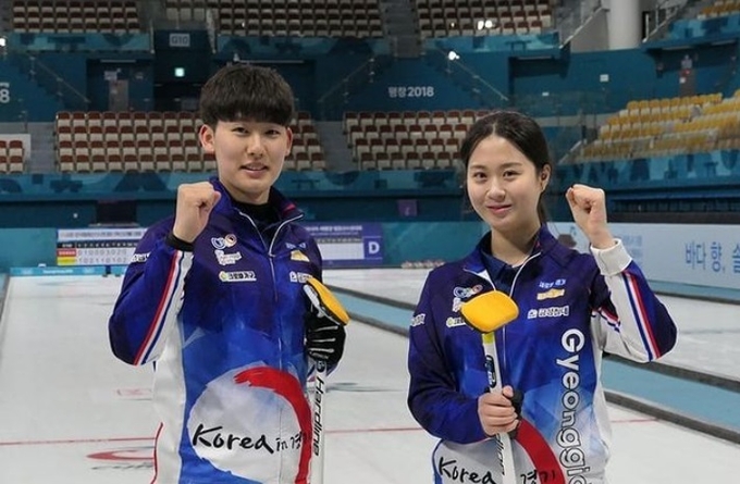 컬링 믹스더블 국가대표팀 김지윤·문시우가 세계믹스더블컬링선수권대회 러시아와의 첫 경기에서 승리했다. (사진=대한컬링연맹 인스타그램 캡처)
