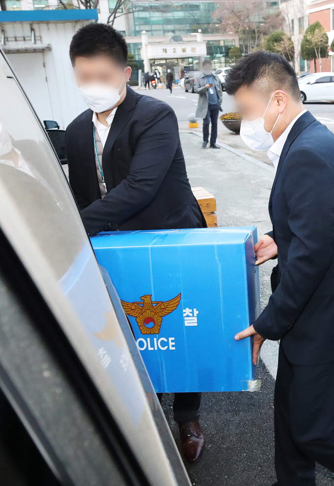 한국토지주택공사(LH) 직원들의 땅 투기 사태로 촉발된 부동산 비리 의혹을 수사 중인 경찰이 지난 3월 안산시청에서 3기 신도시인 안산 장상지구 땅 투기 의혹을 받고 있는 전해철 행정안전부 장관의 전 보좌관 가족 관련 압수수색을 마치고 압수품을 옮기고 있다. (사진=연합뉴스 제공)