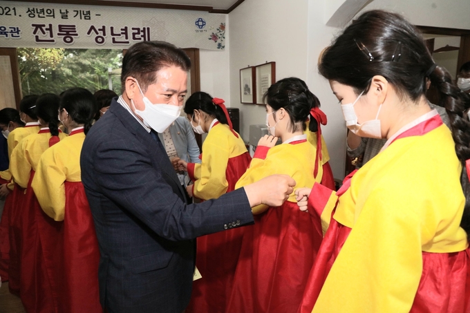 최대호 안양시장이 전통성년례장 찾아 축하 전하고 있다.(사진= 안양시 제공)