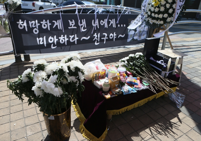 지난 3월 '어린이보호구역(스쿨존) 초등생 사망 사고'가 발생한 인천시 중구 한 초등학교 앞에 추모 공간이 마련돼 있다. (사진=연합뉴스/자료사진)