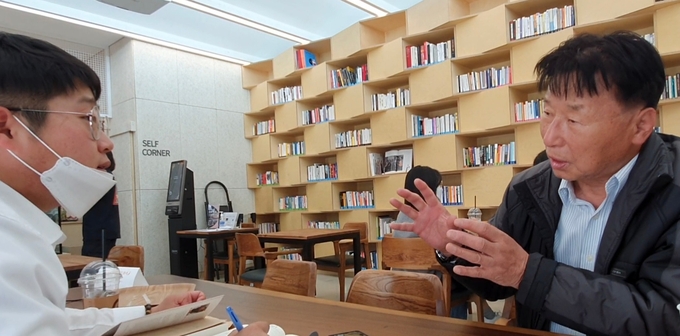 최홍규 역사학자는 대학교 교수직에서 해직을 당했지만, 좌절하지 않고 분발을 다짐해 오히려 더 왕성한 연구생활을 할 수 있었다고 회상했다. (사진=강경묵 기자)