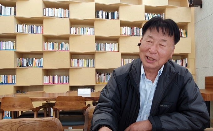 최홍규 역사학자는 책 ‘솔바람 소리’에 자신의 삶과 학문의 이야기를 담았다고 설명했다. (사진=강경묵 기자)
