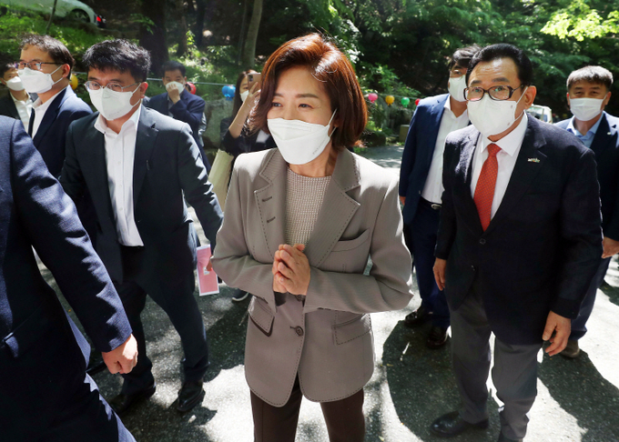 19일 대구 동구 동화사에서 열린 부처님오신날 법요식에서 국민의힘 나경원 전 의원이 참석해 시민들과 인사를 하고 있다. (사진= 연합뉴스) 