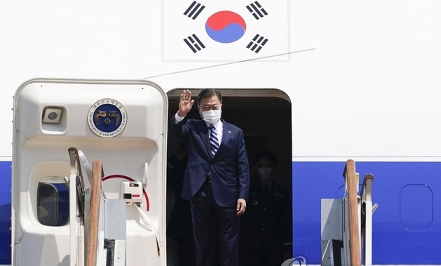 한미 정상회담 참석차 출국하는 문재인 대통령이 19일 오후 서울공항에서 공군 1호기에 올라 환송 인사들에게 손을 흔들고 있다. (사진= 연합뉴스) 