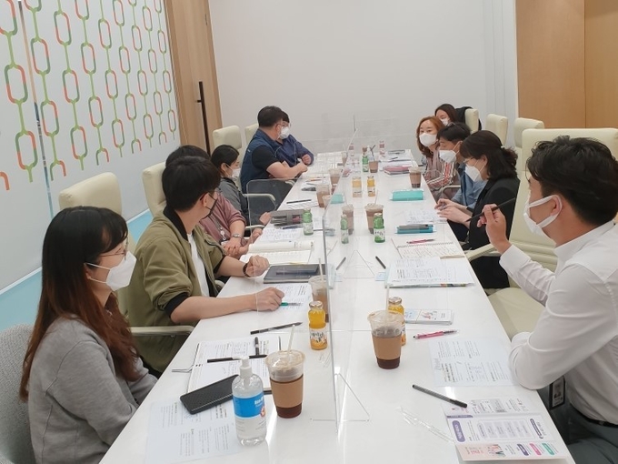 남양주시는 지난 18일 각 권역 희망케어센터 관계자들이 참여한 가운데 ‘2021년 통합돌봄사업 지역복귀형 마을돌봄사례관리 간담회’를 진행했다. (사진=남양주시 제공)