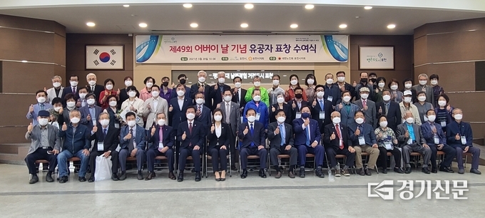 수여식이 끝나고 시상자와 수상자가 함께 기념촬영하고 있다. (사진=문석완 기자)